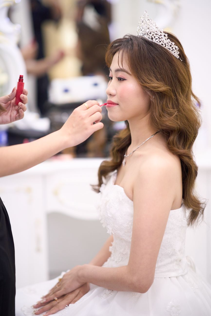 A Singapore bride having her wedding makeup finished at Aglow Bridal Artistry, Tanjong Pagar