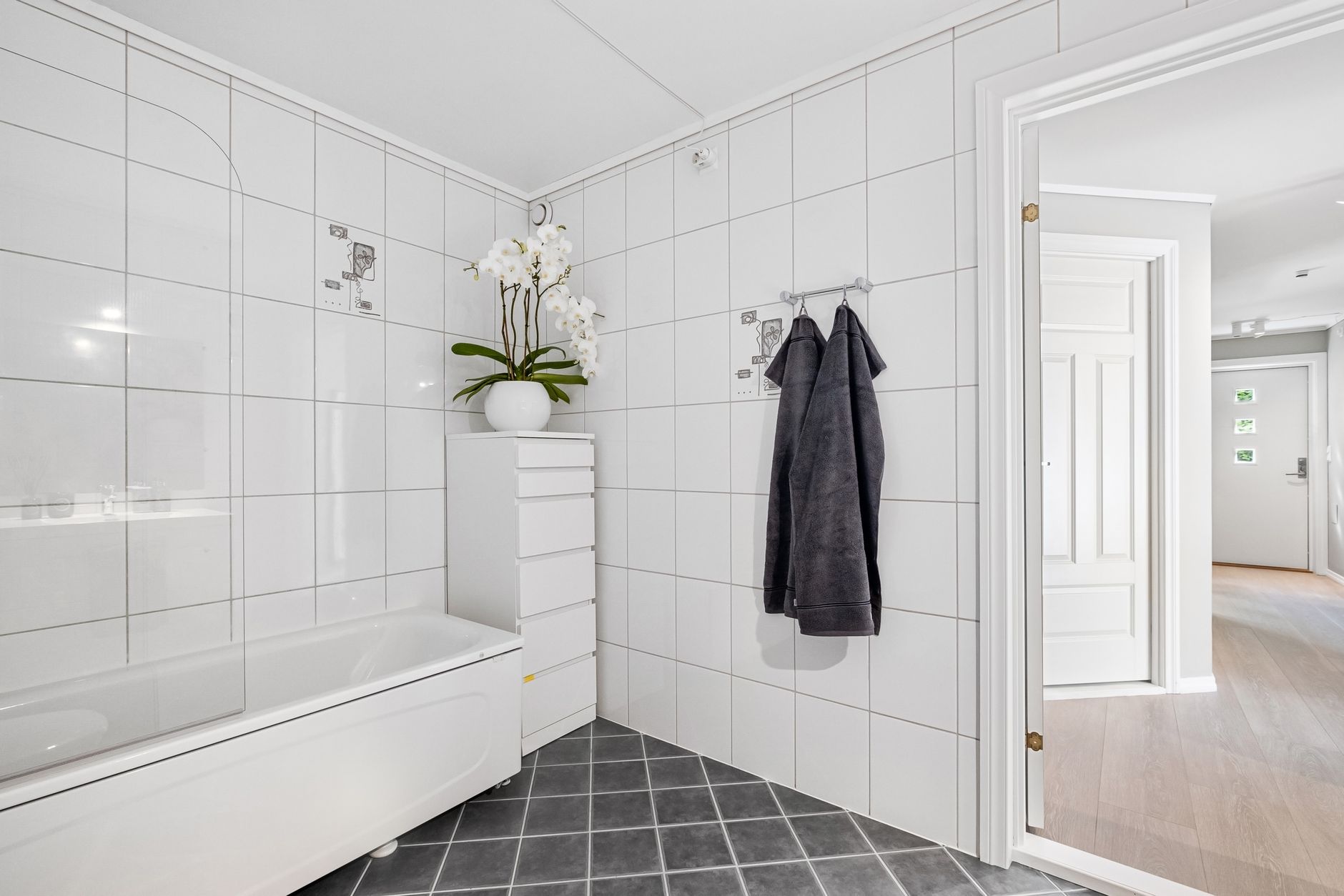 A spotless bathroom cleaned by Brightnest