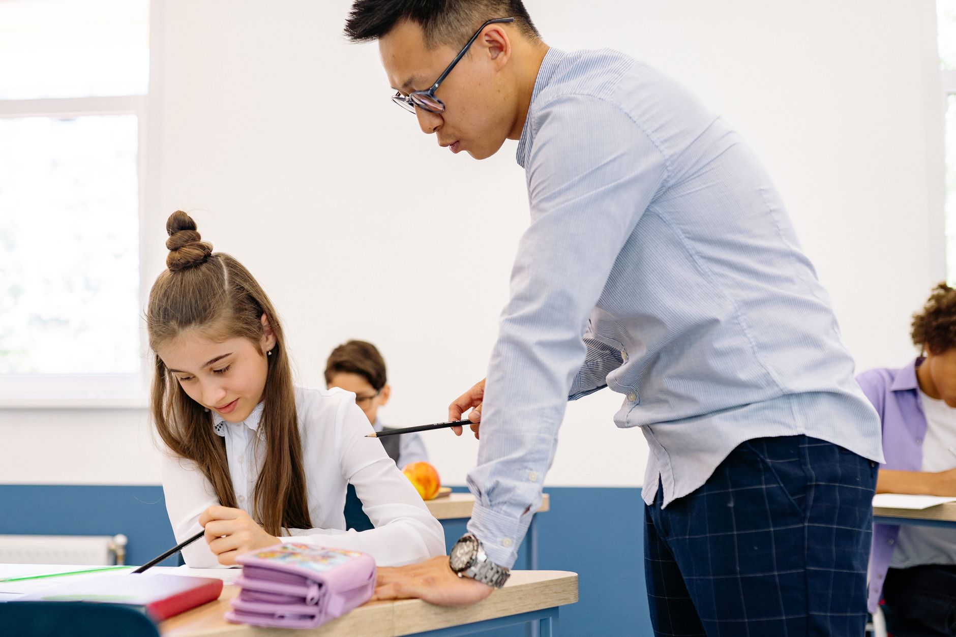 An Inklings English teacher helping a student with their writing