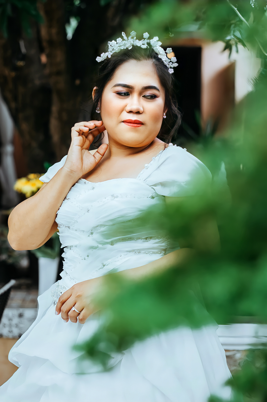 An Ivory & Lace bride on her wedding day