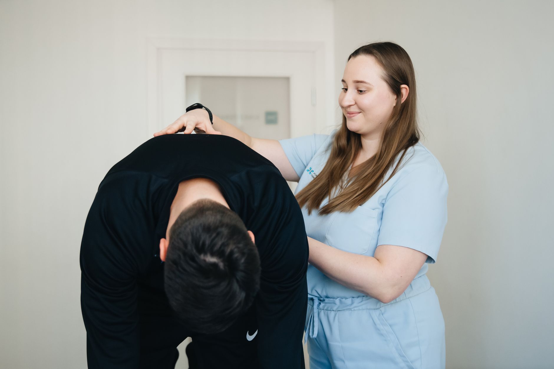 A Stride physiotherapist explaining a recovery plan to a patient
