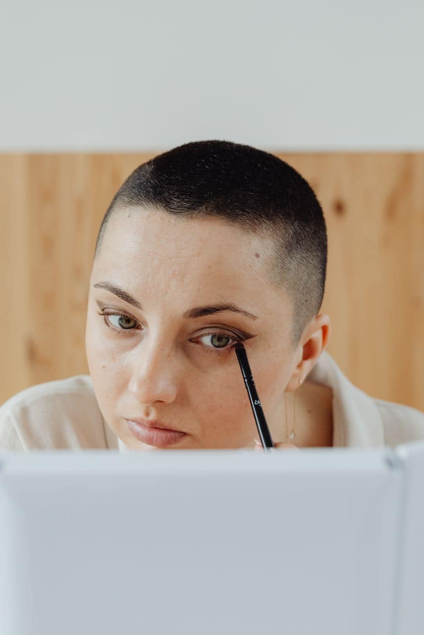 Sharp-Line Liquid Eyeliner